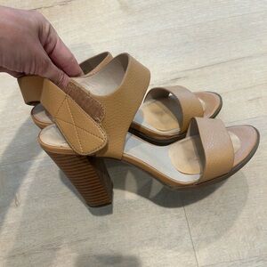 Vera Wang tan sandals